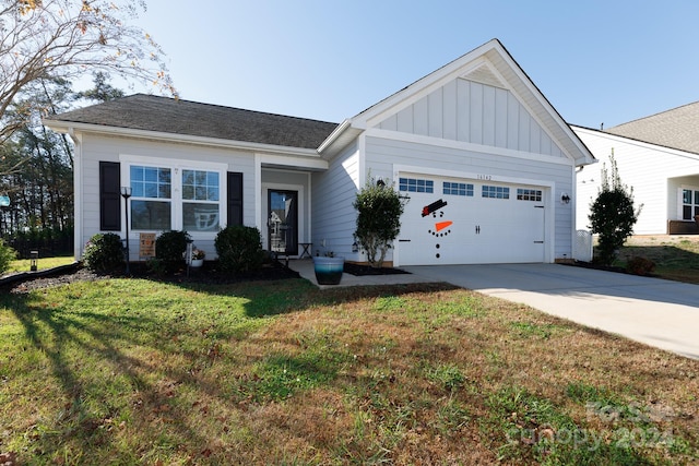 view of front facade featuring a front lawn and a garage