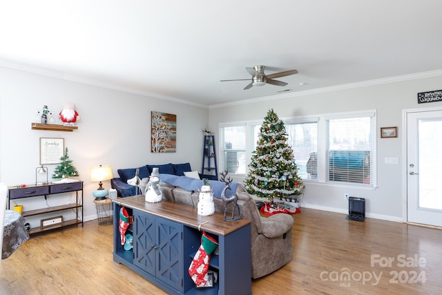 living room featuring crown molding, light hardwood / wood-style flooring, and ceiling fan