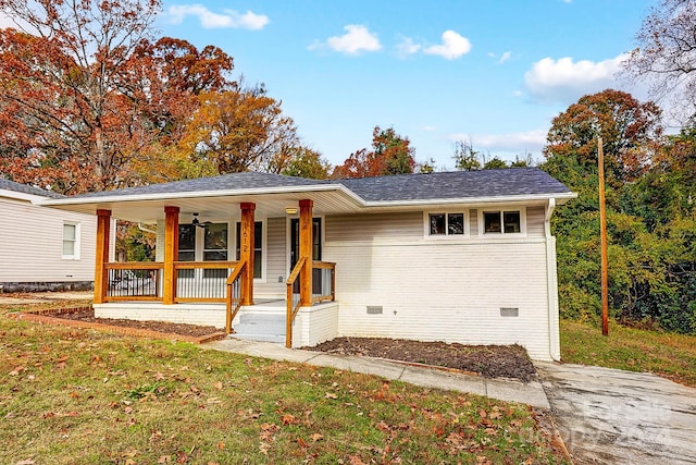 ranch-style home with ceiling fan, covered porch, and a front yard