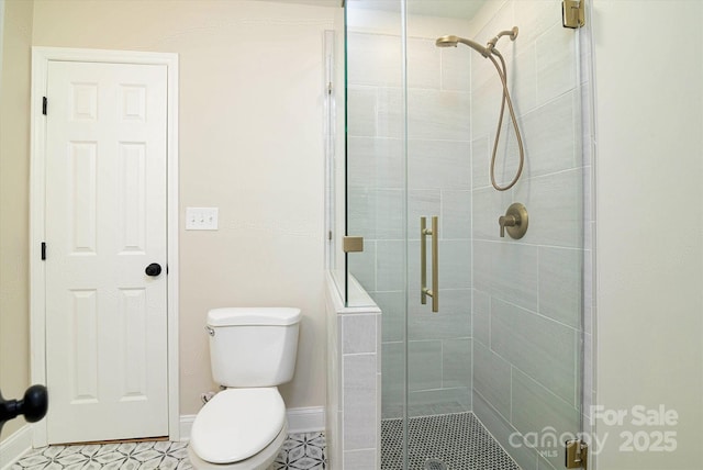 bathroom with toilet and an enclosed shower