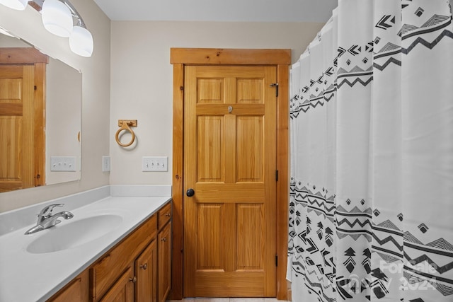 bathroom featuring a shower with shower curtain and vanity