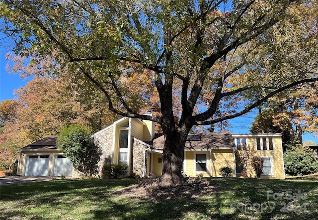 view of front of home featuring a front yard and a garage