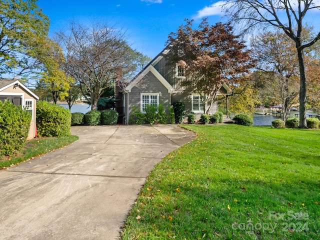 view of front of house with a front lawn