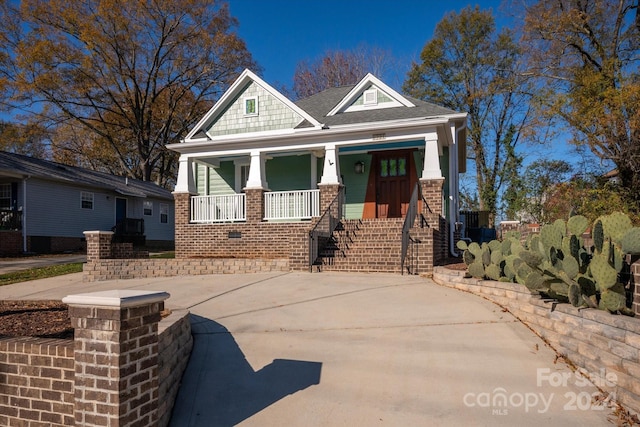 craftsman-style house with a porch