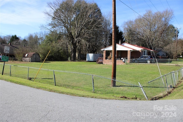 view of yard featuring a shed