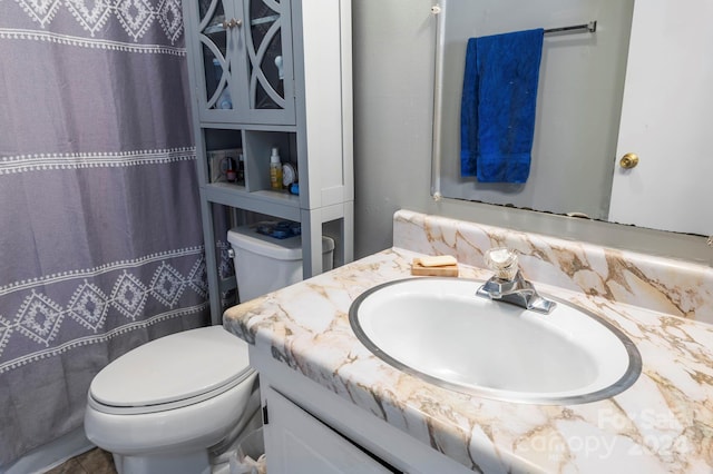 bathroom featuring a shower with shower curtain, vanity, toilet, and decorative backsplash