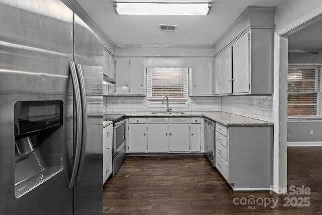 kitchen featuring tasteful backsplash, dark hardwood / wood-style floors, sink, and stainless steel appliances