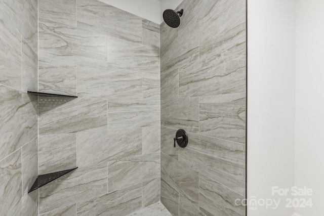 bathroom featuring tiled shower