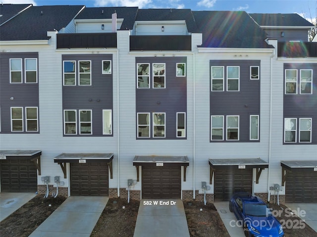 view of front of house featuring an attached garage and driveway