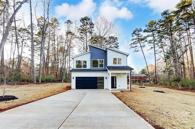 view of front facade featuring a garage