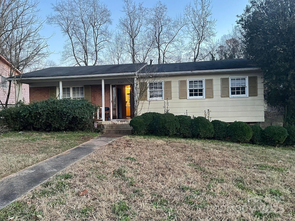 ranch-style home with a front yard