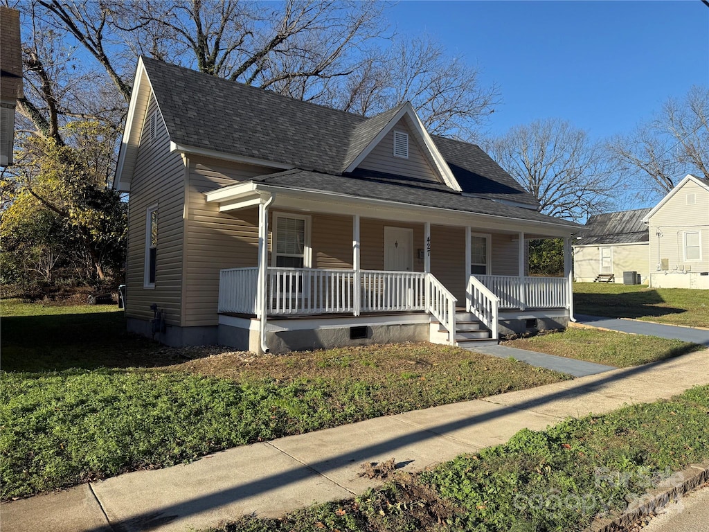 view of front of house featuring a front yard