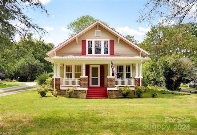 view of front facade featuring a front lawn and a porch