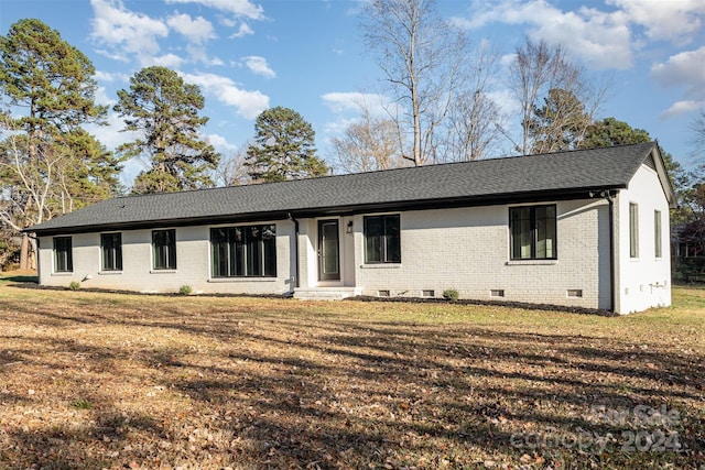 ranch-style house featuring a front yard