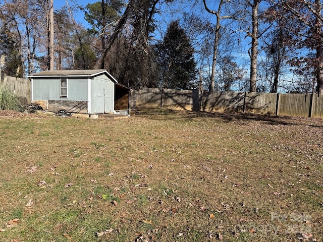 view of yard with a shed