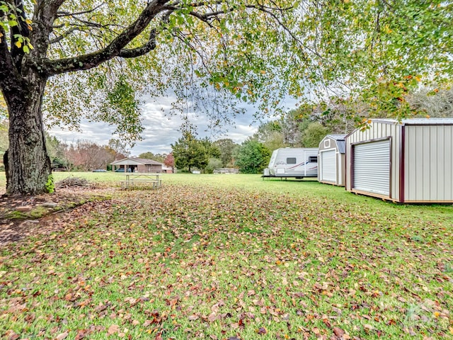 view of yard featuring an outdoor structure