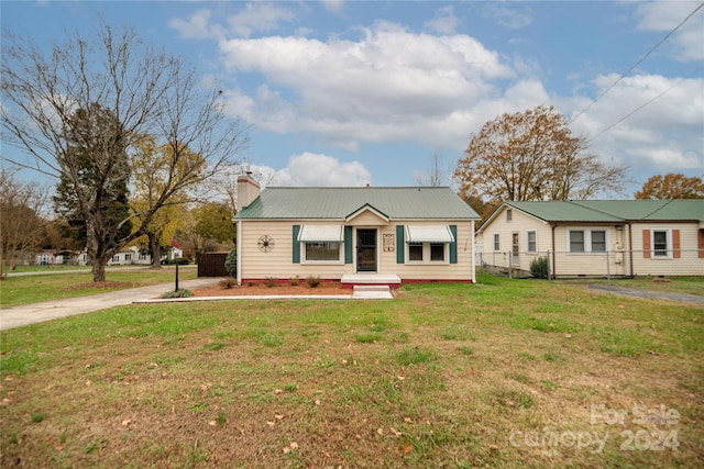 view of front of property with a front lawn