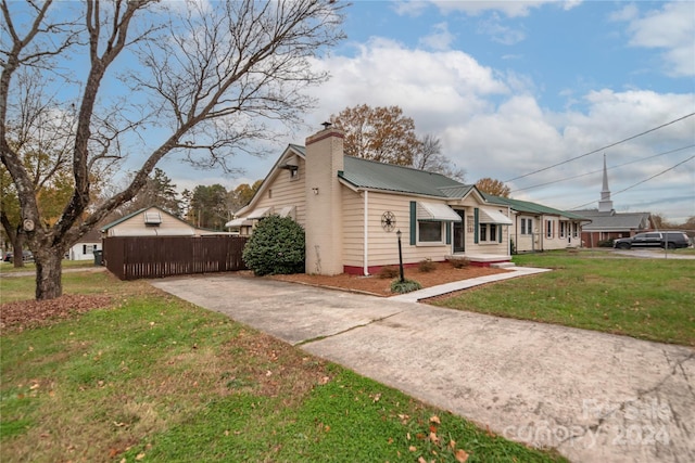 view of front facade featuring a front yard