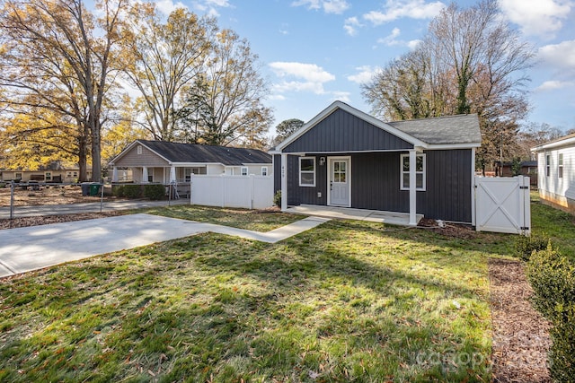 view of front of property featuring covered porch and a front yard