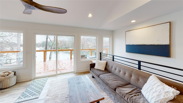 sunroom with ceiling fan