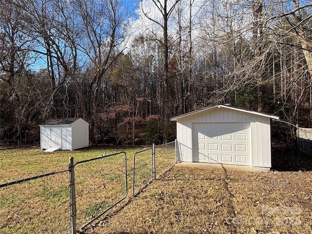 view of yard featuring an outbuilding