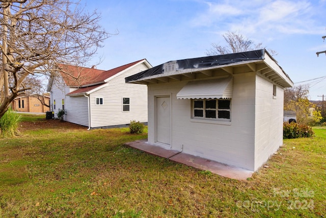 back of house featuring a yard