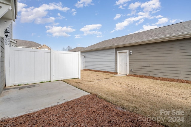 view of yard featuring a patio