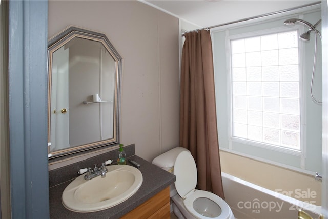 full bathroom featuring a wealth of natural light, shower / bath combo with shower curtain, vanity, and toilet