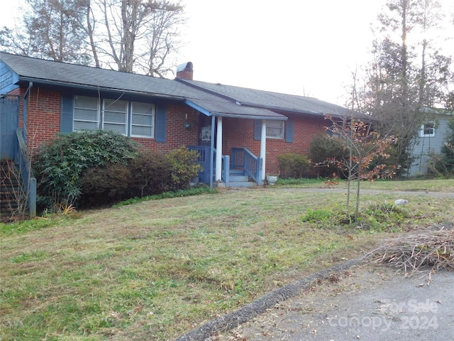 ranch-style house featuring a front lawn