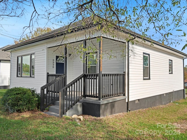 view of front facade with a porch and a front yard