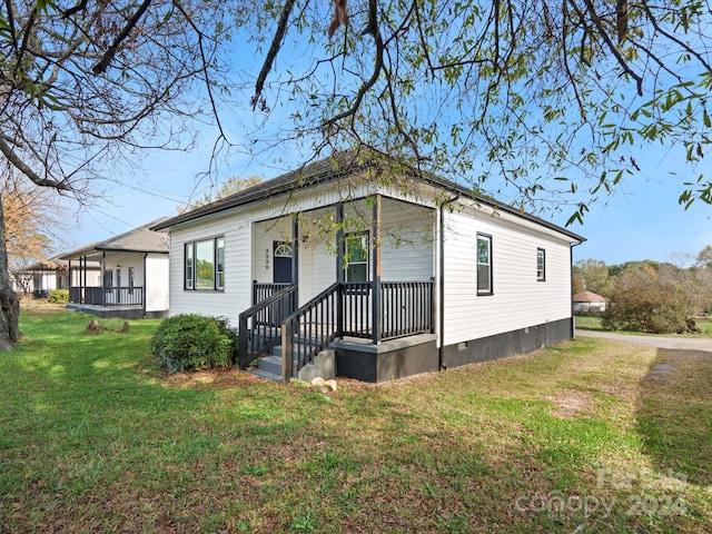 manufactured / mobile home featuring a front yard