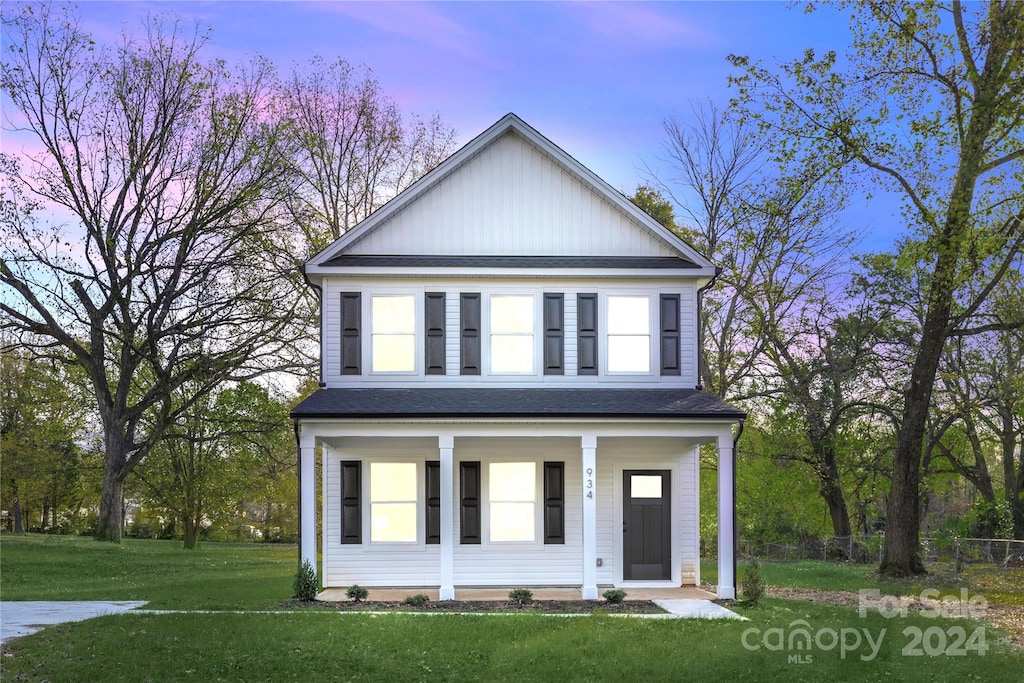 view of front of home featuring a yard