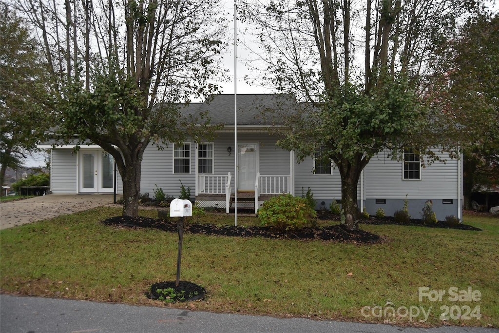 view of front of house with a front lawn