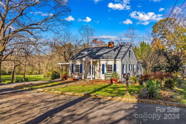 view of front of house featuring a front lawn