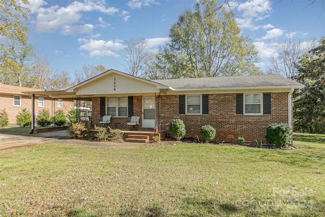 single story home with a front lawn