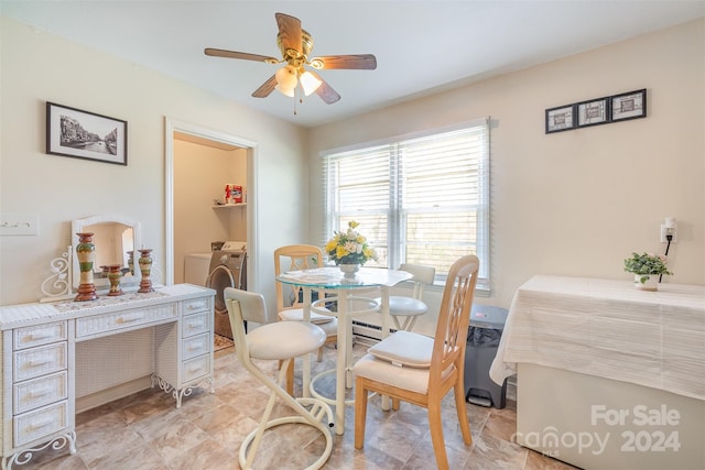 dining space featuring ceiling fan and independent washer and dryer