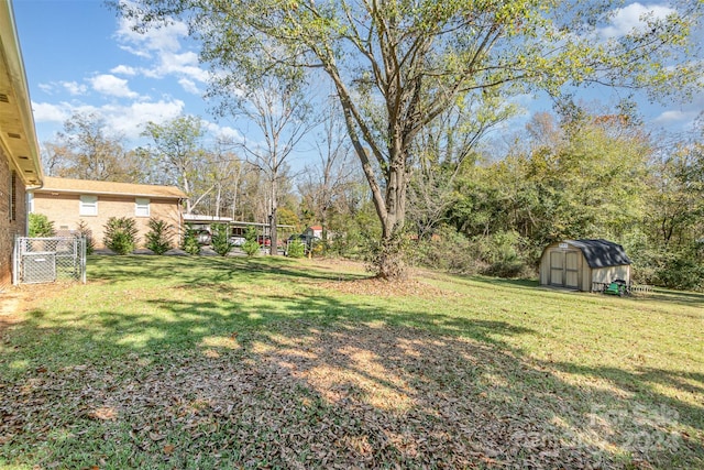 view of yard featuring a storage shed