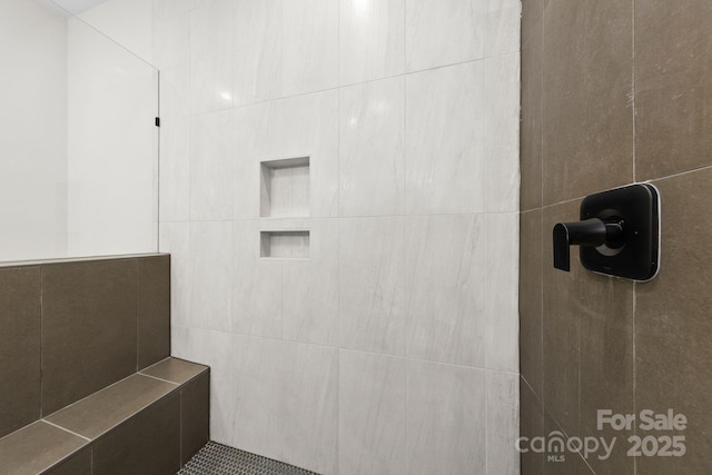 bathroom featuring a tile shower