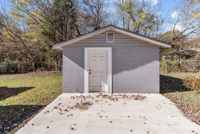 view of outbuilding featuring a lawn