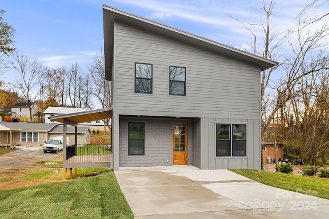 view of front of house with a front lawn