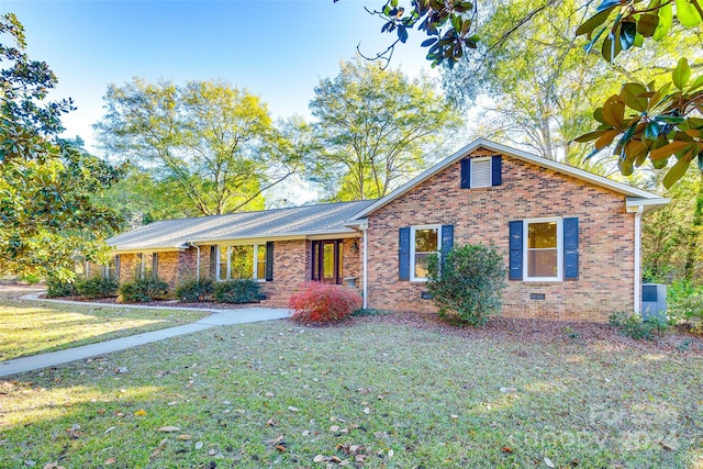 view of front of home with a front lawn