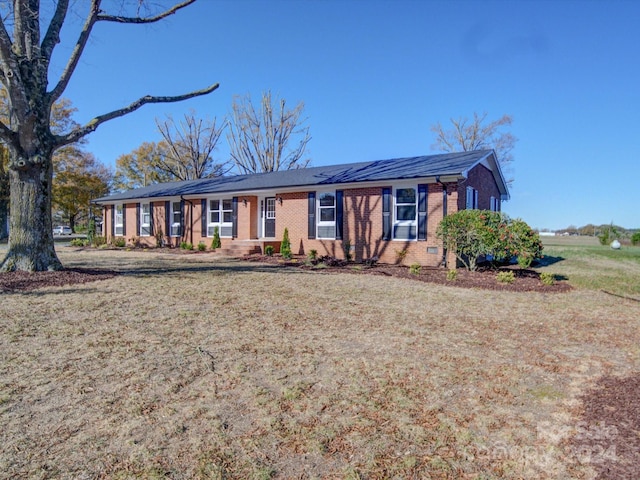 single story home with a front yard