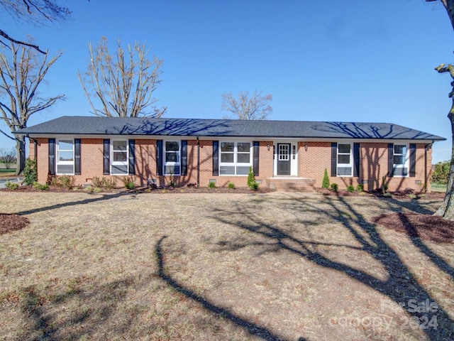 ranch-style home featuring a front yard