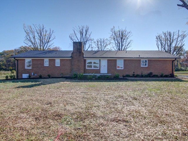 single story home featuring a front lawn