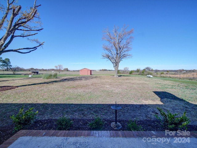 view of yard featuring a rural view