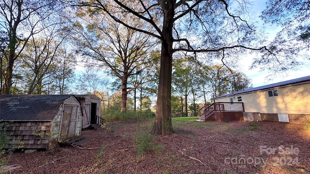 view of yard with a storage shed