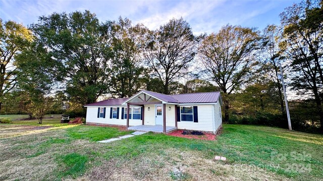 view of front of property featuring a porch and a front lawn