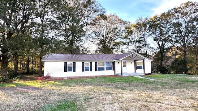 ranch-style home featuring a front yard and covered porch