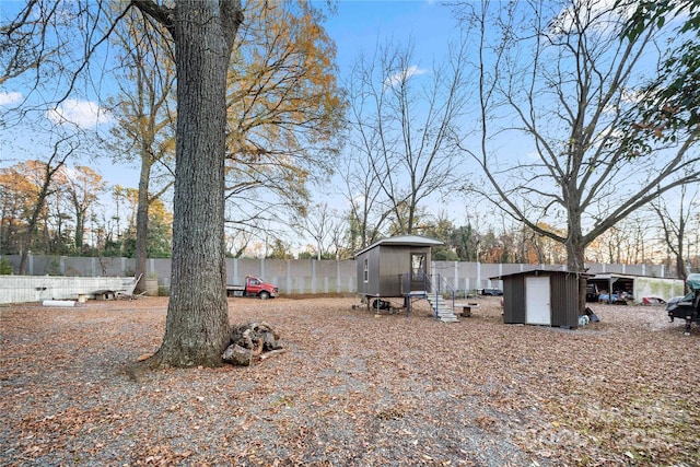 view of yard with a storage shed