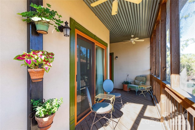 sunroom with ceiling fan